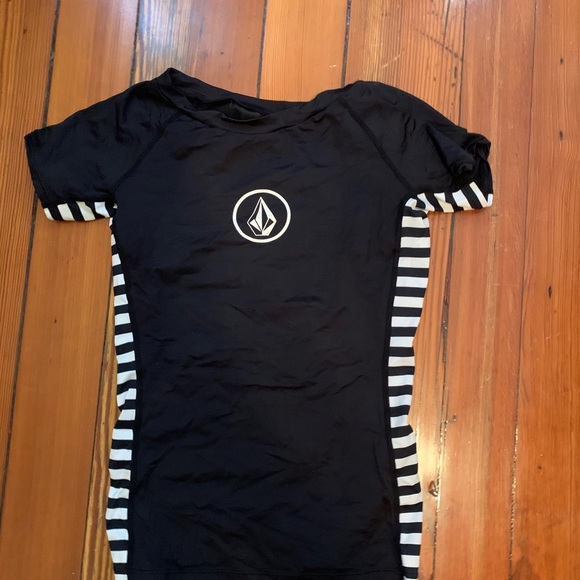 Perfect trio of wet suits in southern weather - Picture 3 of 3